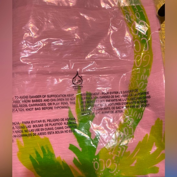 NWT RARE Lilly Pulitzer V-Neck Colie Top Graphic Tee Short Sleeve Paradise Pin - Picture 2 of 2